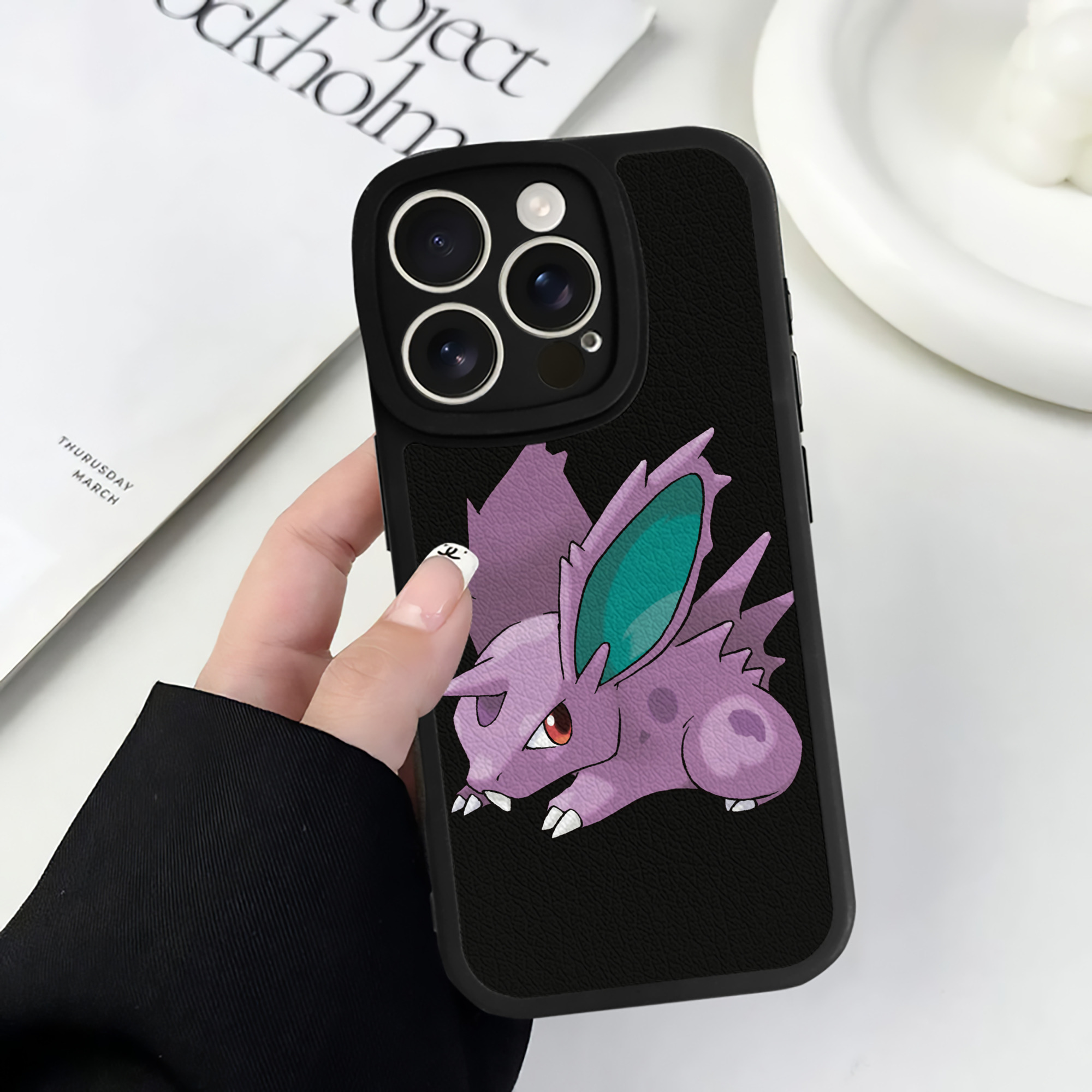 （画像用） ポケットモンスター Pokémon 【iPhone 16シリーズ対応】シリコンスマホケース（レザー調） 材質：シリコン